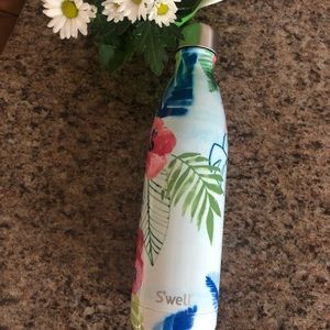 ⬇️ 🌿 S’well Oahu Water Bottle 25oz 🌿